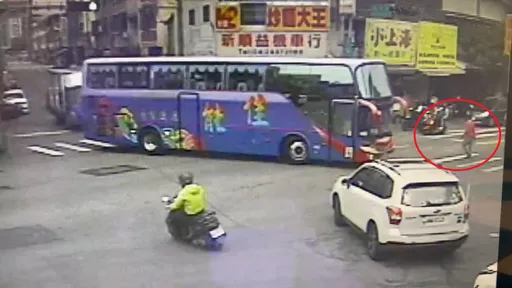 台中行人被撞1日2起！55歲男走行穿道　遭左轉遊覽車撞斷腿
