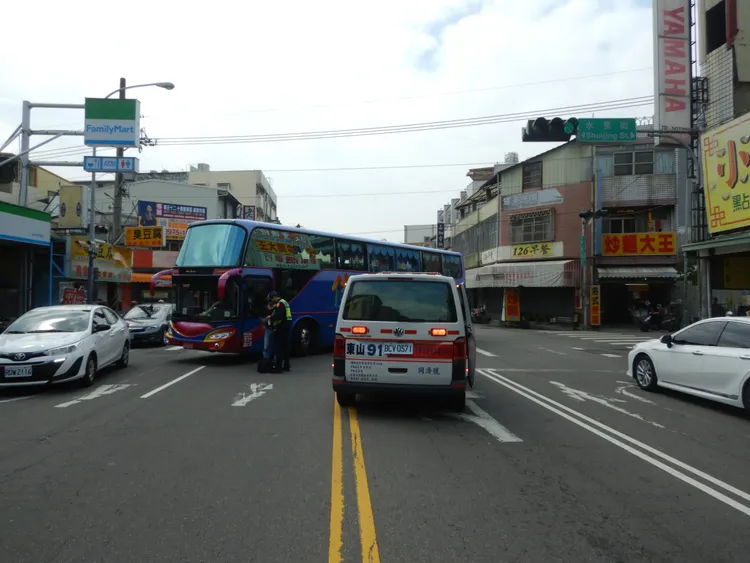 遊覽車駕駛辯稱視線死角沒看到行人。民眾提供