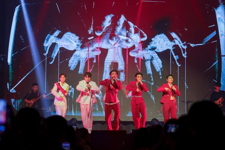 FEniX在公司熱力四散。踢帕娛樂提供