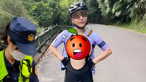 美女騎士「僅2條線遮豪乳」被開單　本尊曝：無罩駕駛