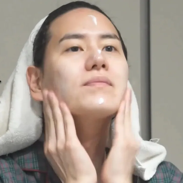 圭賢在節目中認真保養肌膚。翻攝dispatch_beauty IG