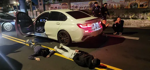 新北男200萬債務喬不攏當街被押走 警火速攔車逮5嫌