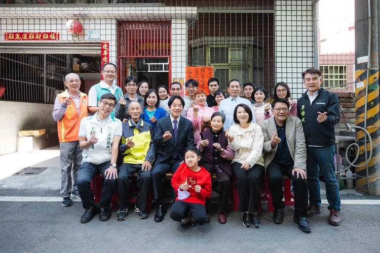 賴清德跟黃阿嬤一家合影。賴辦提供