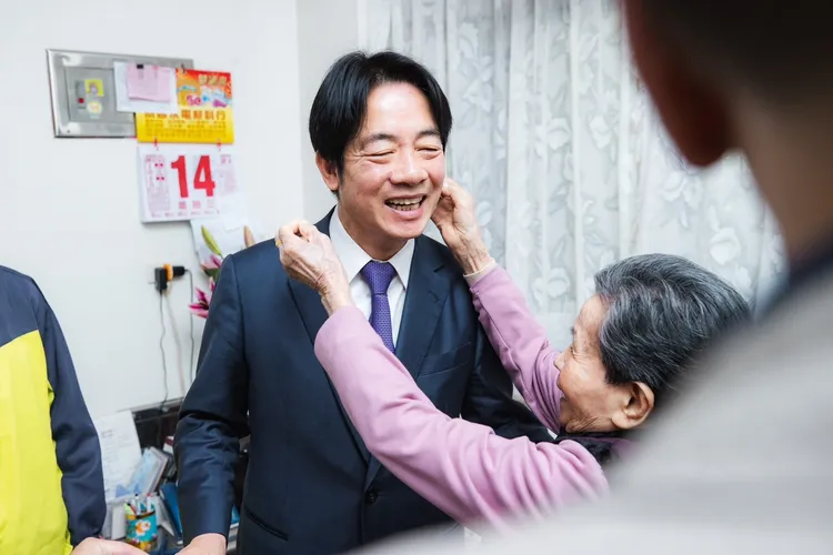 黃阿嬤誇賴清德耳垂很有福氣。賴辦提供