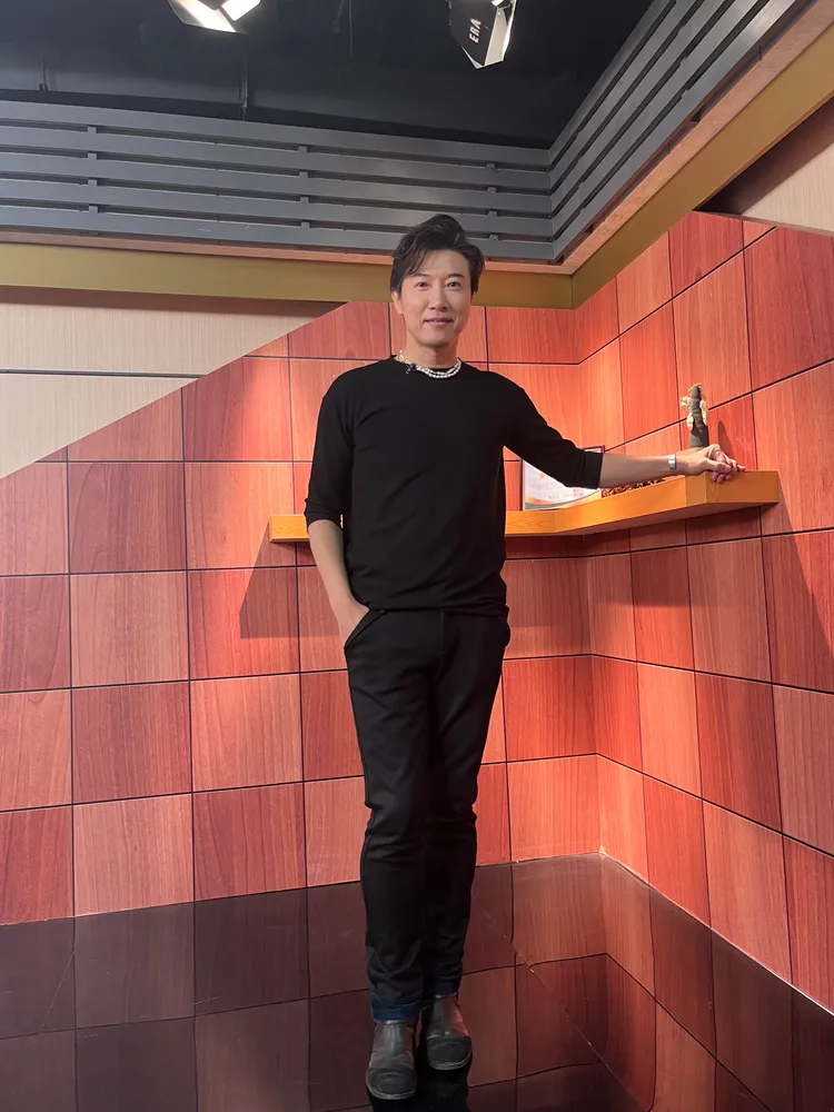 陳鴻有「亞洲美食天王」稱號，曾主持美食節目創下收視紀錄。年代提