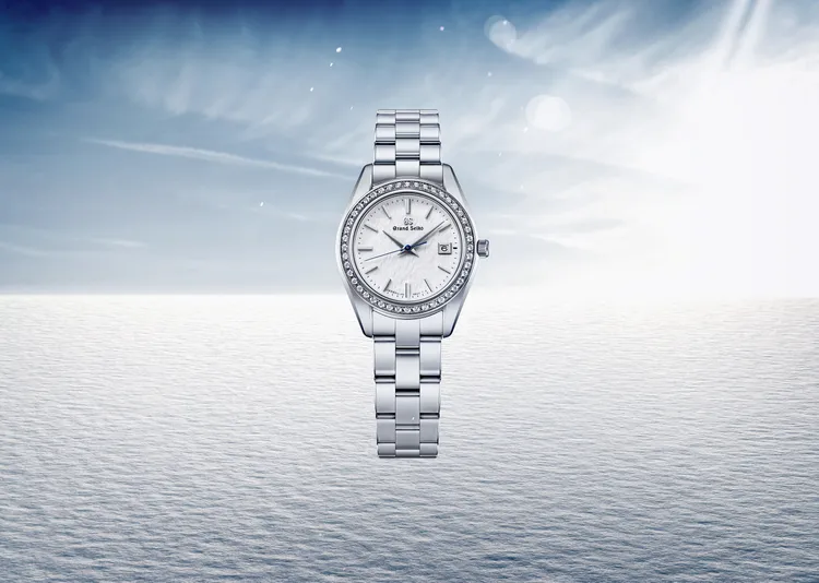 女款腕錶在錶圈上鑲有44顆總重0.39克拉的鑽石。品牌提供