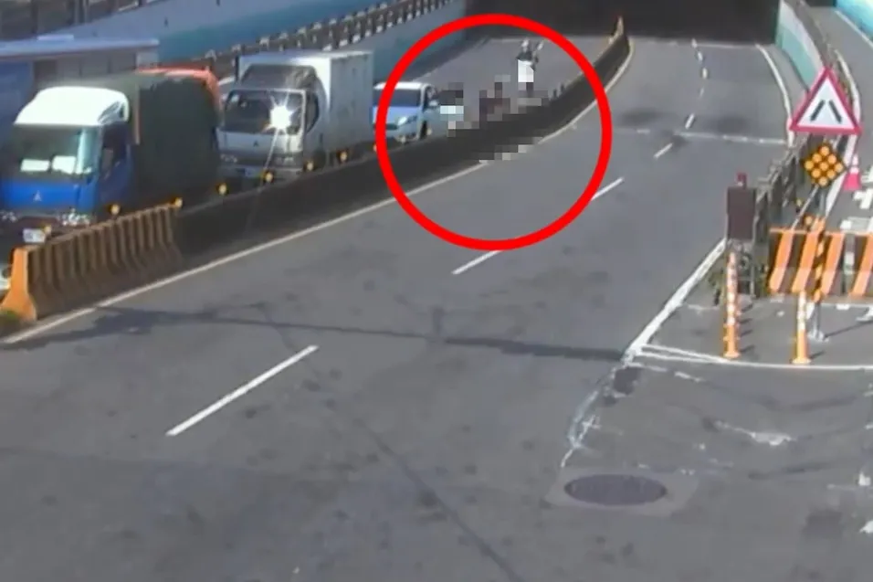 陳男被車陣卡住後就棄車逃跑。翻攝畫面