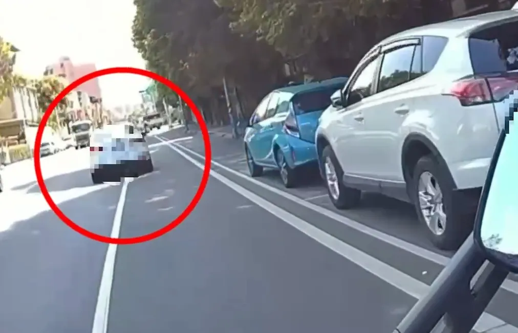 警方後方追逐陳男。翻攝畫面