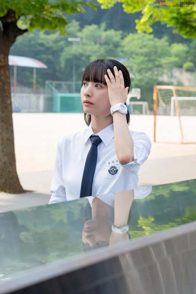 苞娜以校服、妹妹頭的清新形象登場。品牌提供