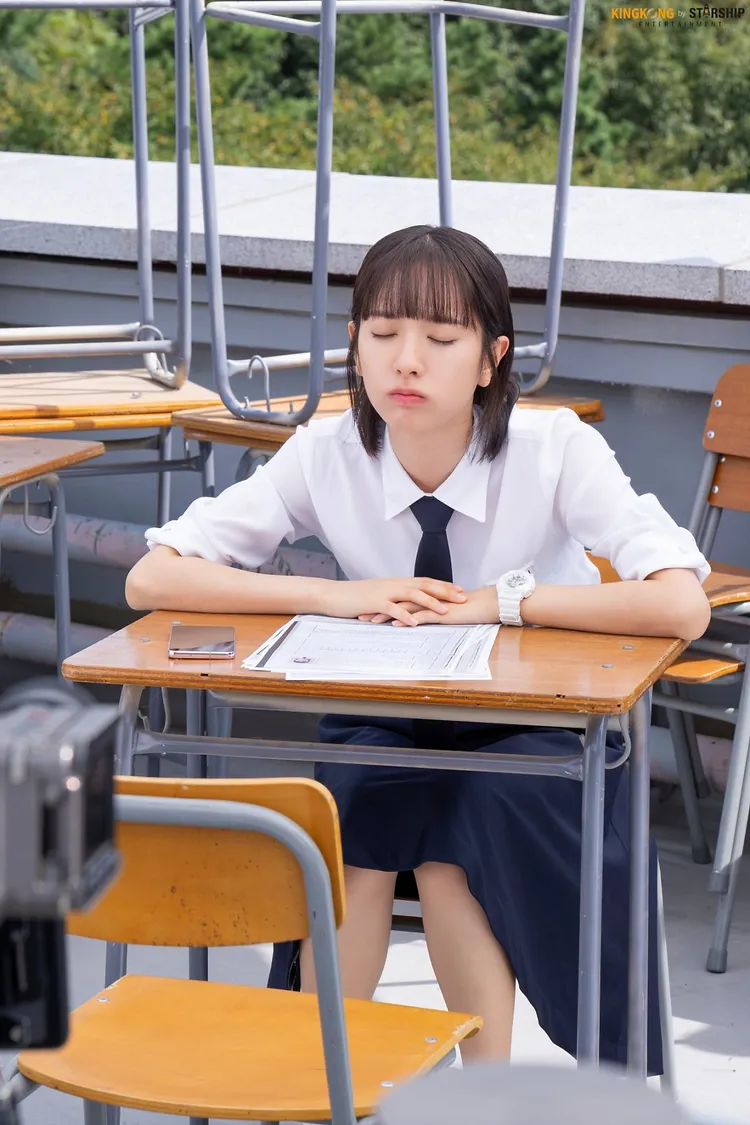 苞娜在《金字塔遊戲》配戴 BABY-G錶款。翻攝自Naver