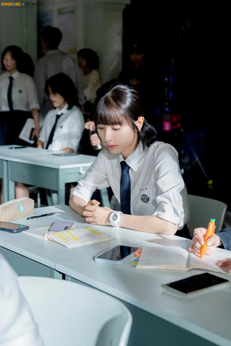 苞娜手上的白色腕錶陪伴她出現多集。品牌提供