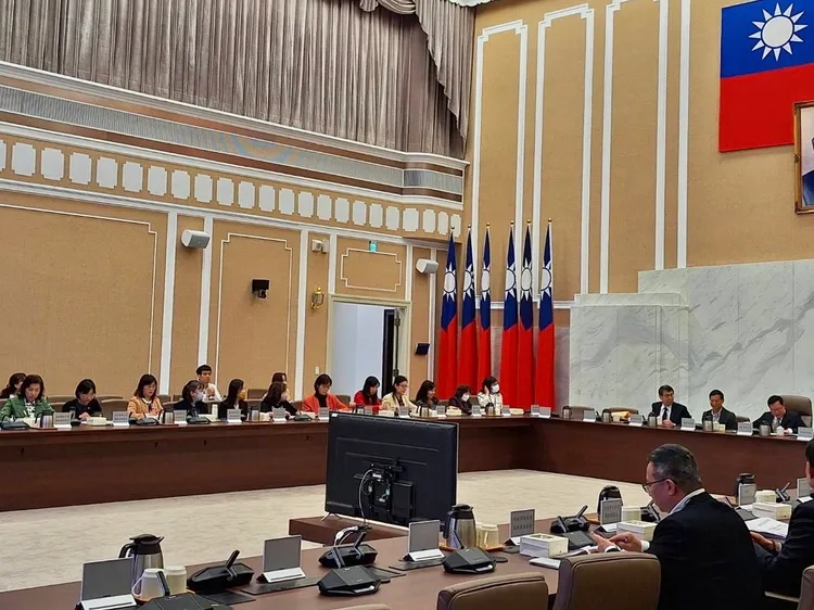 跨部會列席食安會議，研議蘇丹紅事件後續因應。政院提供