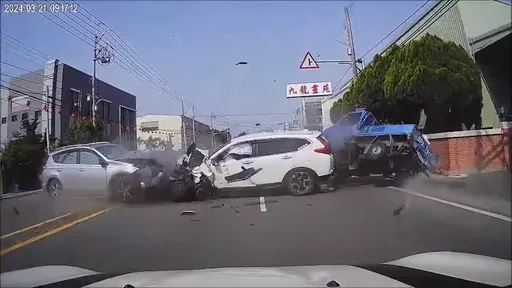 彰化4車連環撞擊瞬間曝光　疑車內撿東西釀2駕駛重傷