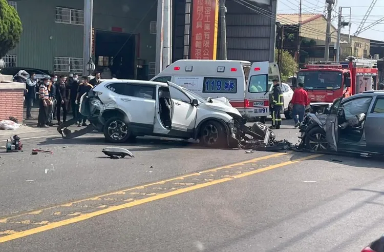 這起車禍共造成4人受傷，其中，2輛休旅車駕駛傷勢較重。民眾提供