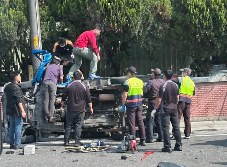 小貨車側翻，2人受困車內，民眾協助脫困。民眾提供