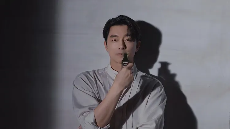 孔劉在廣告中眼神相當勾人。翻攝影片