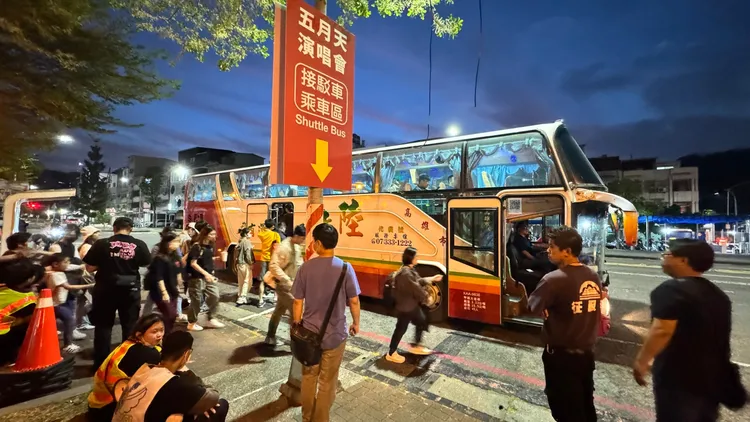 高市府加派散場接駁車將歌迷快速載運至轉運點。市府提供