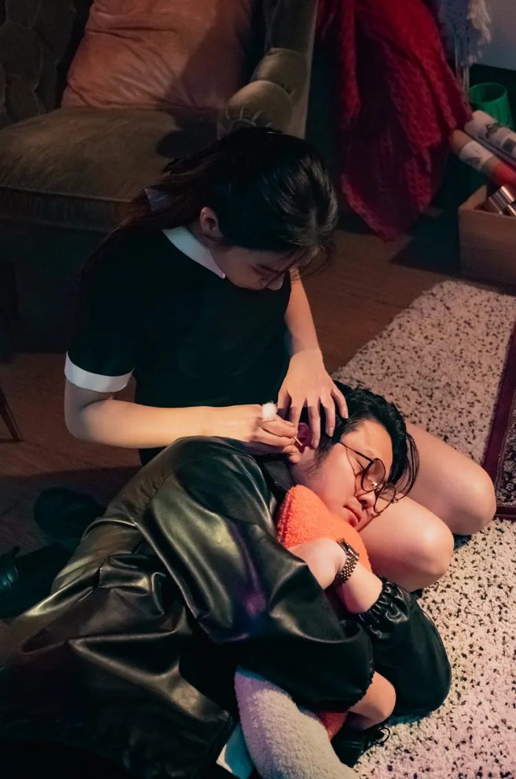 主唱王躺在宋芸樺的腿上享受超爽掏耳朵服務。何樂音樂提供