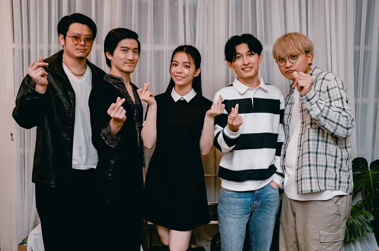 主唱王（左起）、鍵盤手蒙、宋芸樺、鼓手士捷、貝斯手Ｎｅｌｓｏｎ開心合照留念。何樂音樂提供