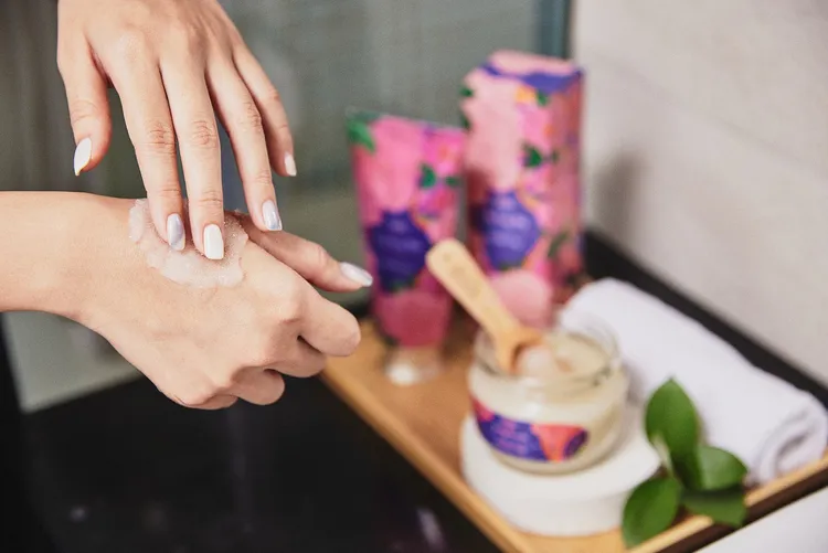 「春暖遊希」尊寵之旅，贈 SABON 身體保養組。業者提供