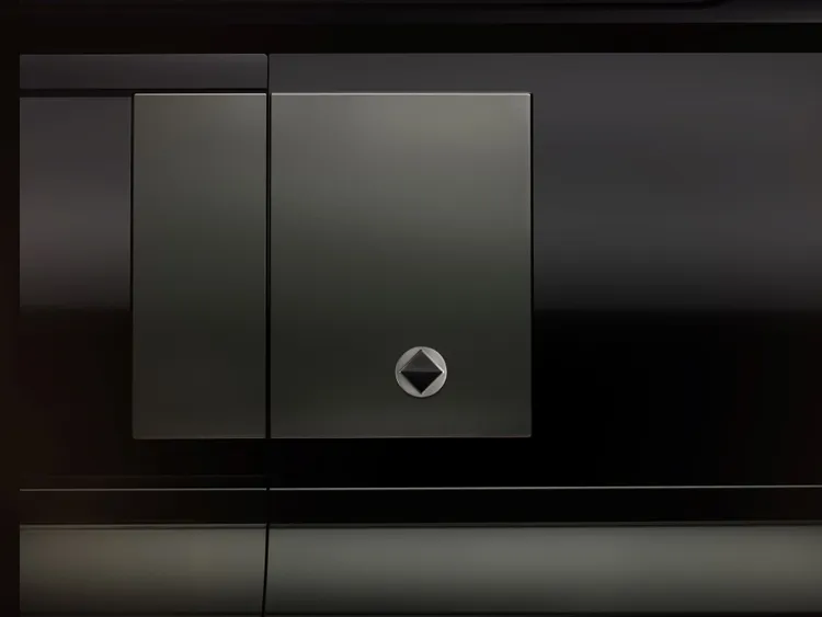 全新徽飾的設計靈感源自鑽石天然形狀的完美八面體，將成為未來Defender旗艦車型的代表。業者提供