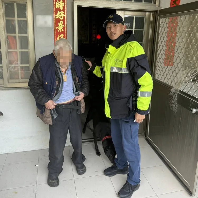 警員護送老翁返家。大園警分局提供