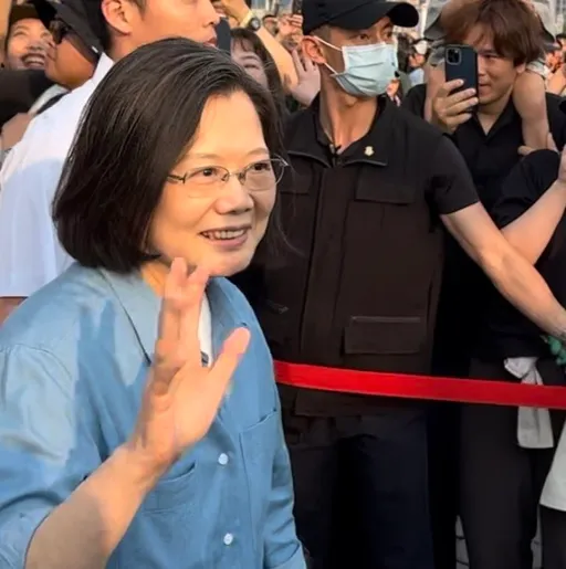 直擊｜總統蔡英文真的現身大港開唱　苗可麗連珠砲罵不停