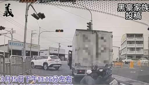 台中機車追撞驟停小貨車 騎士倒地未爭論!秒起身肇逃
