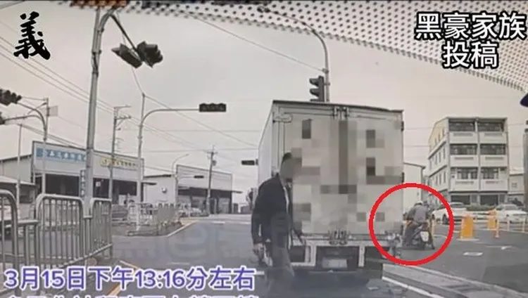 機車騎士迅速騎車離開現場。翻攝黑色豪門企業