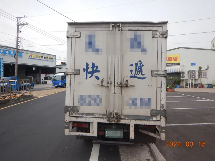 被追撞的小貨車。民眾提供