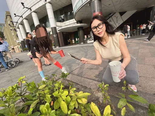 女星現蹤西門町撿垃圾被拍 背景曝光竟是身家上億少奶奶