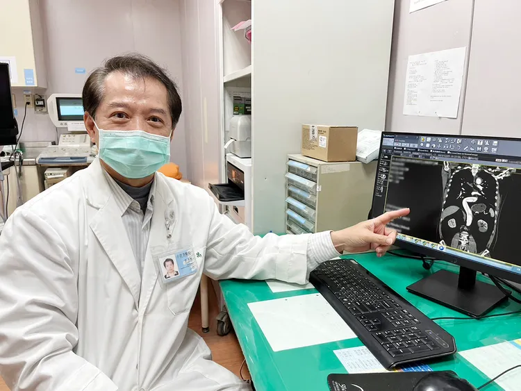 鄭清萬主任強調，打噴嚏造成主動脈這麼嚴重破裂，主因為患者高血壓控制不良，血管品質脆弱。院方提供