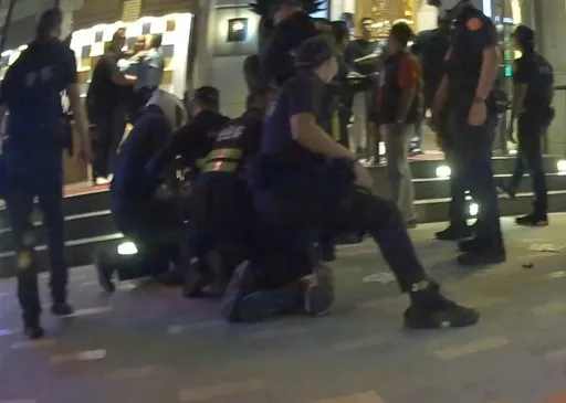 台中金錢豹2酒客泥醉踢倒滅火器 對警咆哮飆罵的下場曝光