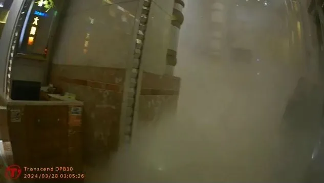 酒客踢倒滅火器造成金錢豹酒店內煙霧大作。民眾提供