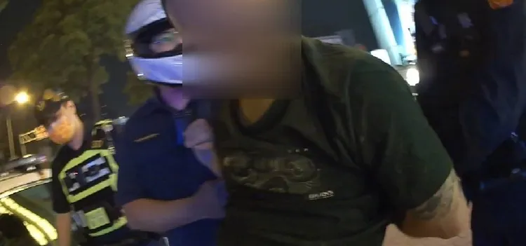 警方將酒客帶回派出所管束。民眾提供