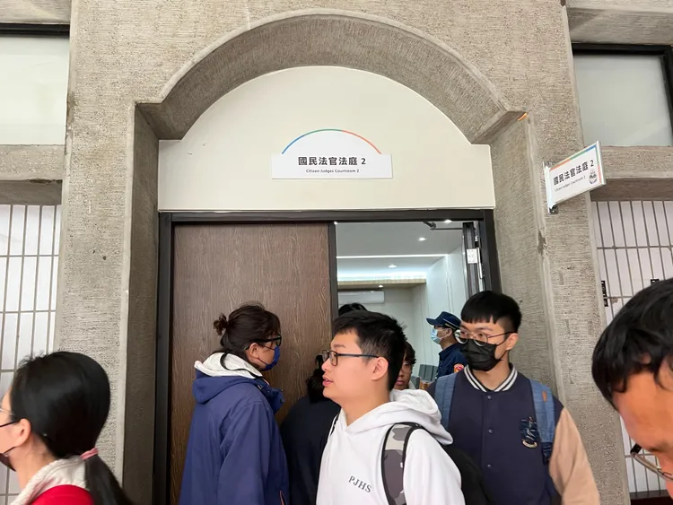 神岡桶屍案宣布，國民法庭吸引大批民眾到場。鮮明攝