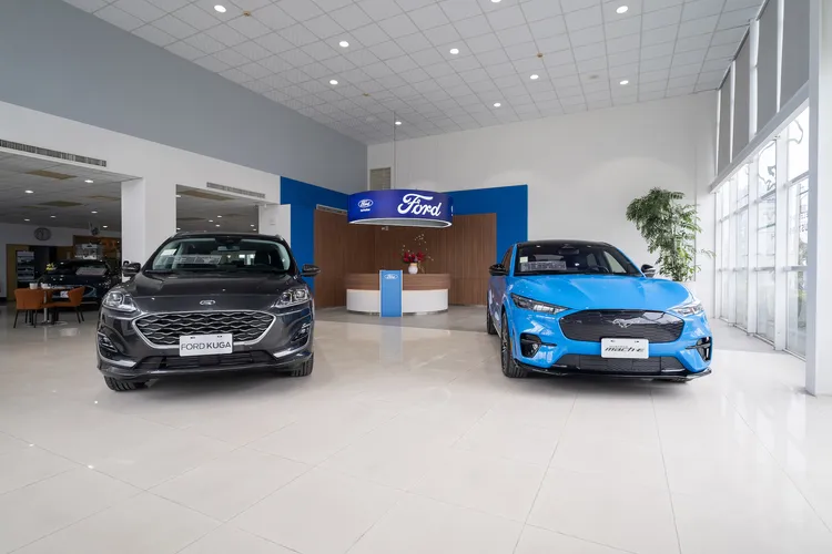 展示中心內部使用Ford企業識別藍色結合溫潤的木紋設計，造就明亮且充滿活力的視覺感受。業者提供