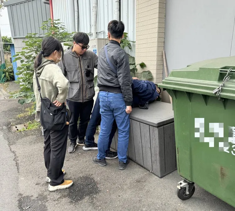 埋伏員警一擁而上，控制車手行動。讀者提供