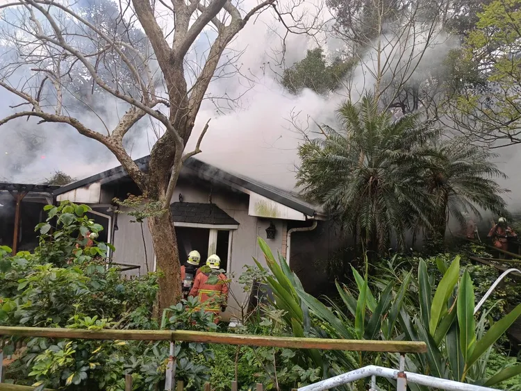 警消灌救。新竹市消防局提供