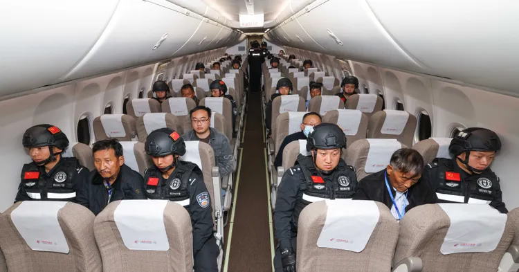 中國公安今年1月，自緬甸押解10名涉電信詐騙罪嫌回中國。資料照片