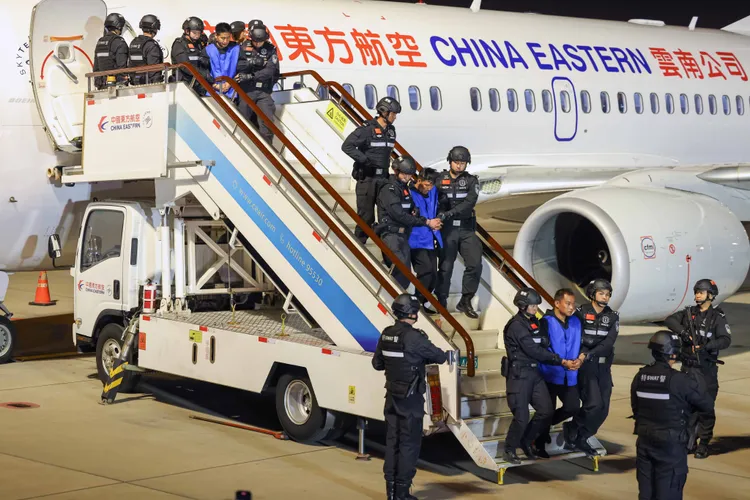 中國公安今年1月，自緬甸押解10名涉電信詐騙罪嫌回中國。資料照片