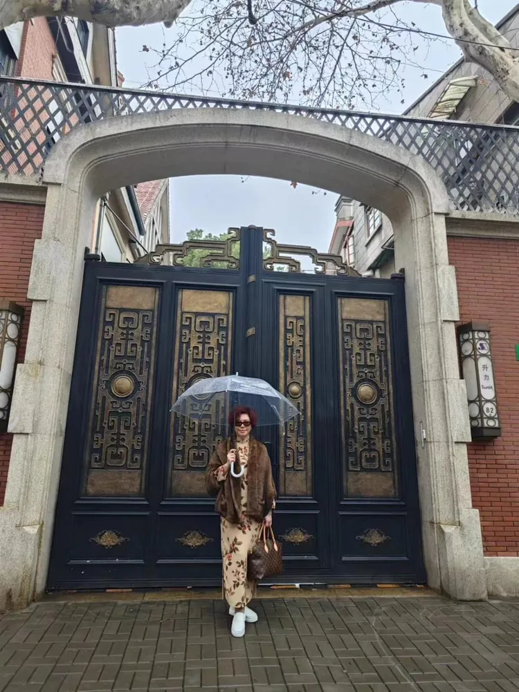 陳文茜：「天涯歌后蔡琴在上海，旗袍穿得可樂了！」翻攝文茜的世界周報 Sisy's World News臉書