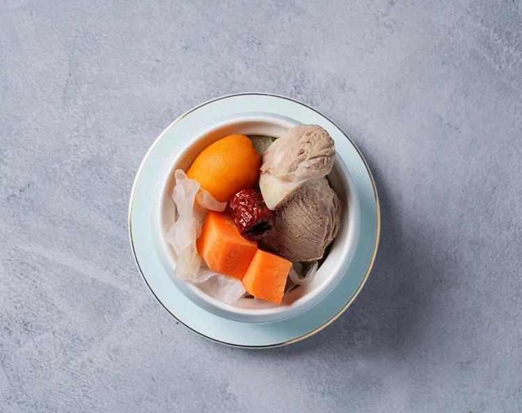 主廚陳啟昌以粵式老火煲湯的手法，將春季限定的水果枇杷入菜，精心調配枇杷雪耳燉西施骨是湯頭鮮美清潤，不寒不燥，滋潤喉肺的一品。業者提供