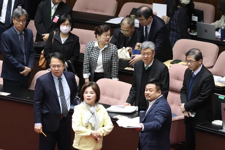 3綠委15日下午趕抵議場，見韓國瑜宣布休息，相當不滿，一旁官員也錯愕。資料照 彭欣偉攝