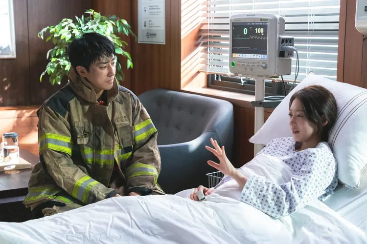 孫浩俊（左）在《災後調查日誌》暗戀孔升妍。Disney+提供