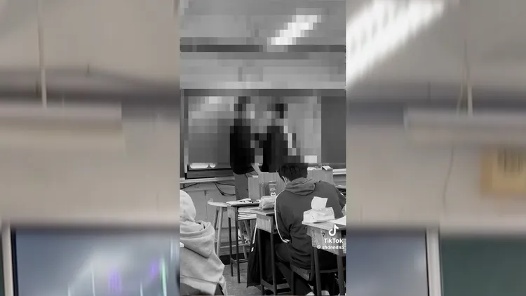 男學生衝上講台與老師發生拉扯肢體衝突。翻攝自記者爆料網