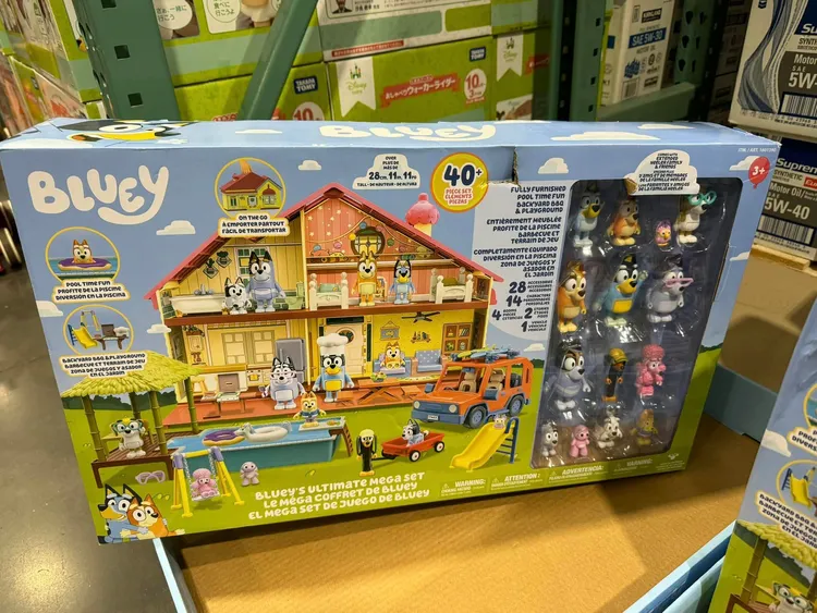 《妙妙犬布麗》卡通的豪華玩具下殺5折。翻攝「Costco好市多 商品經驗老實說」