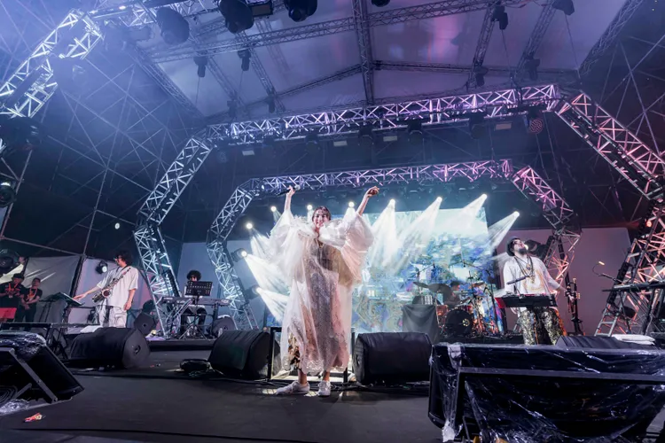 「大港女神」滿島光擔任首日女神龍舞台壓軸。出日音樂提供