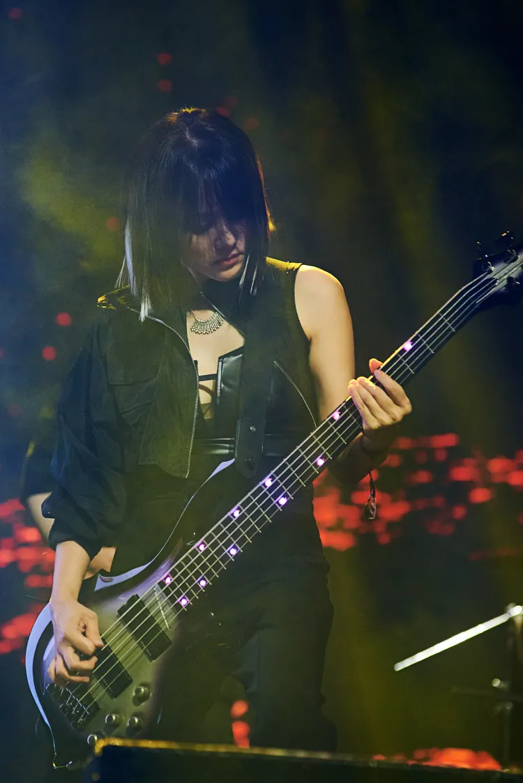 閃靈Doris艷驚全場。出日音樂提供