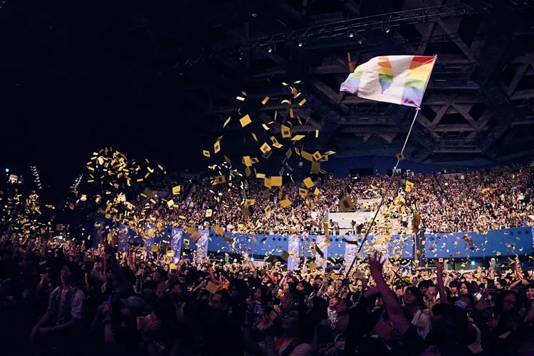 閃靈樂迷遵照既定「習俗」成為第一組在高雄流行音樂中心撒冥紙的樂團。出日音樂提供